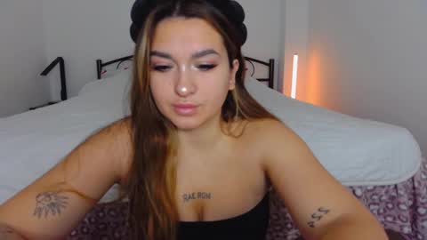 Snapshot of youremily_xx chatting on October 20, 2025, 6:47 am Emily  online show from October 20, 2025, 6:47 am