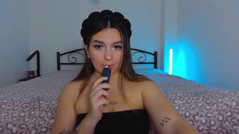 Snapshot of youremily_xx chatting on October 21, 2025, 7:20 am Emily  online show from October 21, 2025, 7:20 am