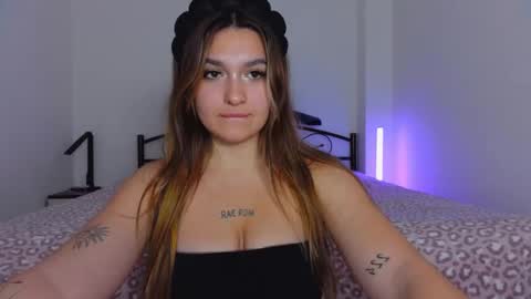 Snapshot of youremily_xx chatting on October 21, 2025, 8:31 pm Emily  online show from October 21, 2025, 8:31 pm