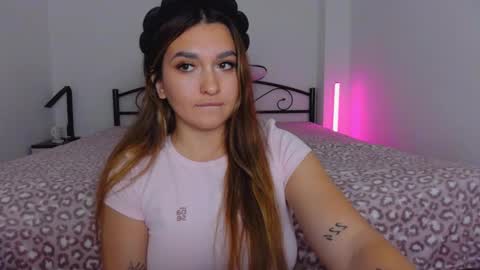 Snapshot of youremily_xx chatting on October 22, 2025, 9:20 am Emily  online show from October 22, 2025, 9:20 am