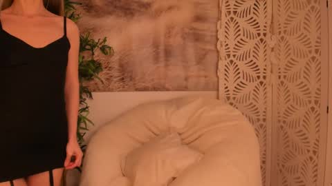 Snapshot of yourmidnightcoffee chatting on February 17, 2025, 10:58 pm Sarah online show from February 17, 2025, 10:58 pm