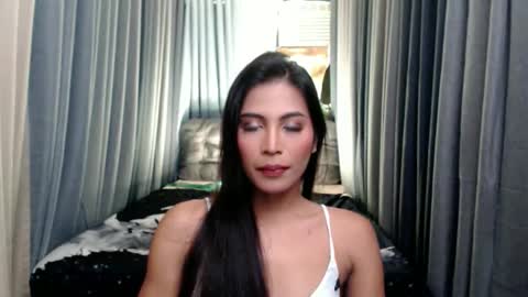 yourprettybella_ts online show from November 3, 2025, 4:41 pm