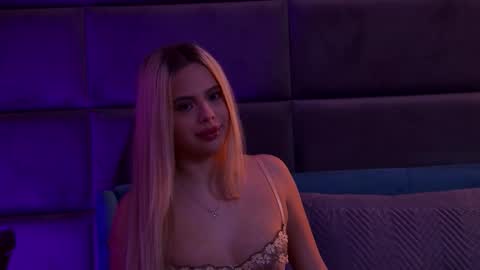 Foxie online show from November 16, 2025, 4:12 pm