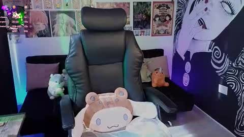    rawr   Anne Independent model      online show from November 13, 2025, 7:13 pm