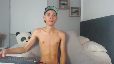 yulian_vasquez online show from March 5, 2025, 12:22 pm