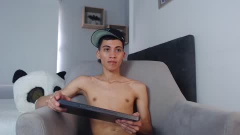 yulian_vasquez online show from March 9, 2025, 3:16 pm