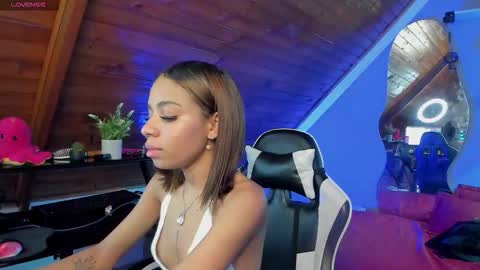 yumi_hanna online show from December 15, 2025, 2:49 am