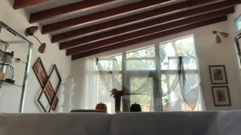 yumiandwolf online show from October 6, 2025, 9:56 pm