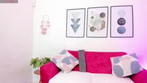 Yunna online show from December 1, 2025, 11:37 am