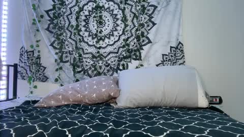 yurdreams_22 online show from March 9, 2025, 5:33 am