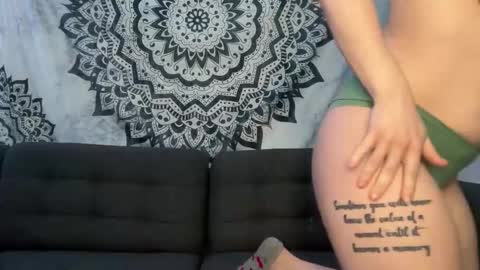 yurdreams_22 online show from March 2, 2026, 2:35 pm