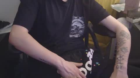 zachmcw25 online show from April 18, 2026, 2:37 am