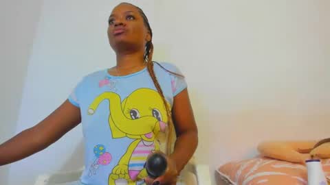 Snapshot of zamara__ chatting on January 29, 2025, 12:02 pm Zamara   online show from January 29, 2025, 12:02 pm