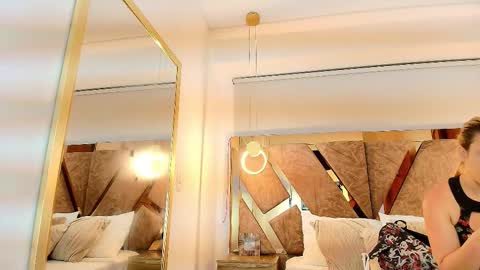 Zarah Andrews online show from December 15, 2025, 11:58 am