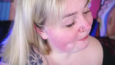 Snapshot of zarareign_ chatting on February 10, 2026, 8:57 pm Lola online show from February 10, 2026, 8:57 pm