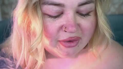 Lola online show from April 16, 2026, 9:39 pm