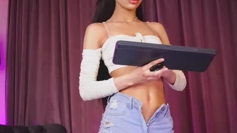 zariaavera online show from May 10, 2026, 6:18 am