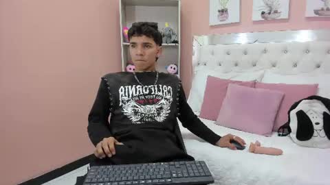 Snapshot of zeus_pire chatting on June 9, 2026, 8:09 pm Z E U S online show from June 9, 2026, 8:09 pm