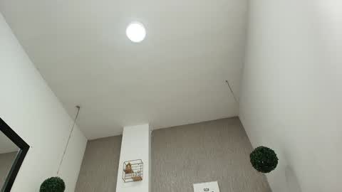 ZHAMIRA  ANDRES online show from January 17, 2025, 9:39 am