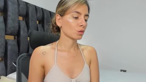 Snapshot of ziataylor chatting on February 3, 2026, 9:53 pm ziataylor online show from February 3, 2026, 9:53 pm