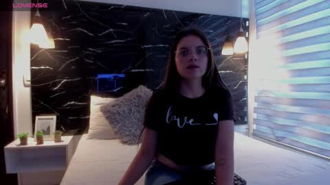 Snapshot of zoe_le chatting on October 21, 2025, 11:44 am Zoe online show from October 21, 2025, 11:44 am