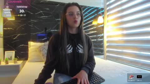 Snapshot of zoe_le chatting on October 22, 2025, 11:32 am Zoe online show from October 22, 2025, 11:32 am