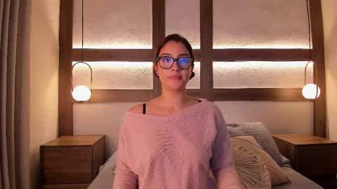 zoe_mhendez online show from November 20, 2025, 3:07 am