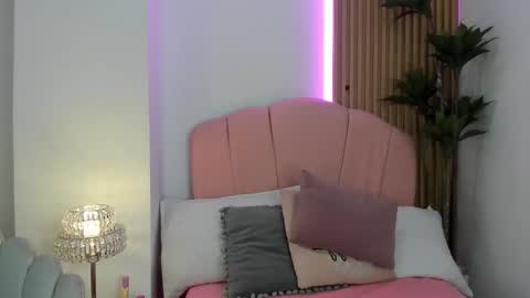 zoe_quinn7 online show from December 18, 2025, 7:53 pm