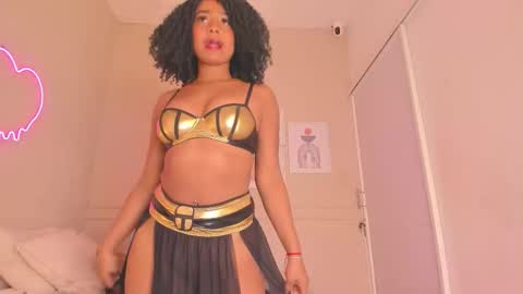 Hi guys i am Zoe  online show from November 11, 2025, 12:05 pm