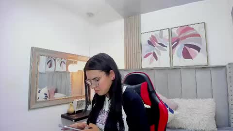 zoee_jhonson online show from June 9, 2026, 7:36 pm