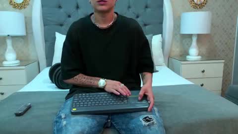 Zoe Krug online show from November 9, 2025, 12:14 pm