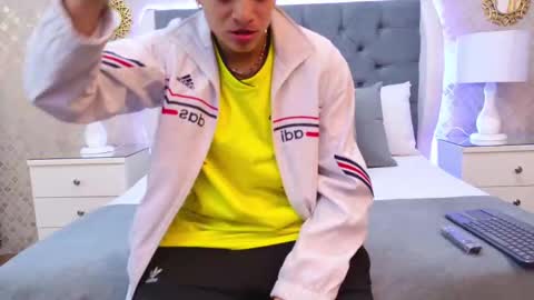 Zoe Krug online show from November 18, 2025, 11:36 am