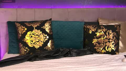 Snapshot of zoemesmerizee chatting on March 5, 2025, 4:02 am ZoeMesmerize online show from March 5, 2025, 4:02 am