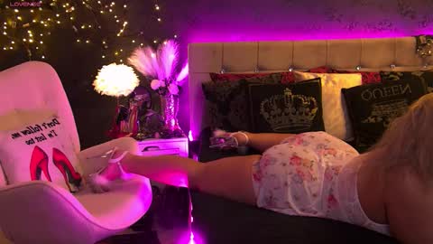 Snapshot of zoemesmerizee chatting on October 28, 2025, 6:06 am ZoeMesmerize online show from October 28, 2025, 6:06 am