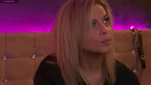 Snapshot of zoemesmerizee chatting on November 6, 2025, 11:00 am ZoeMesmerize online show from November 6, 2025, 11:00 am