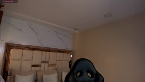 Snapshot of zoes_mile chatting on May 6, 2026, 12:10 pm Zoes online show from May 6, 2026, 12:10 pm