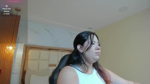 Snapshot of zoes_mile chatting on June 1, 2026, 11:34 am Zoes online show from June 1, 2026, 11:34 am
