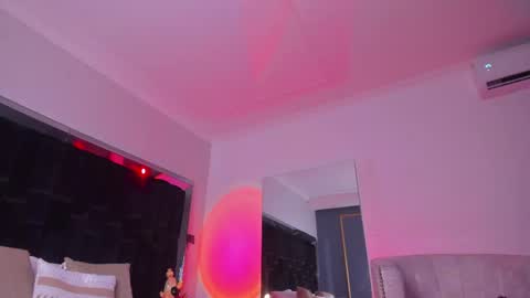 zoevidal_ online show from February 13, 2025, 5:54 pm