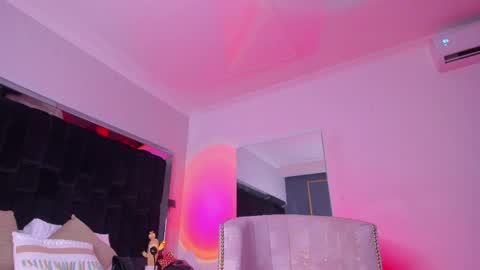 zoevidal_ online show from February 16, 2025, 3:16 pm