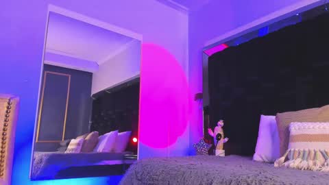 zoevidal_ online show from March 5, 2025, 12:00 pm