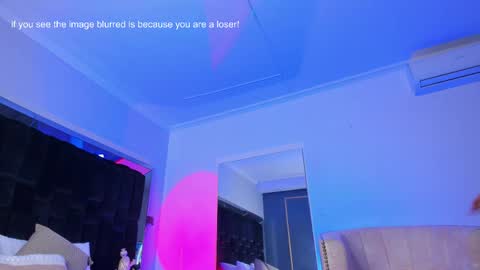 zoevidal_ online show from March 6, 2025, 2:51 pm