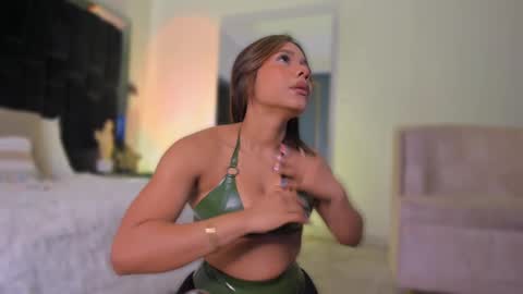 zoevidal_ online show from September 12, 2025, 12:05 pm