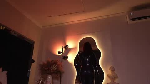 zoevidal_ online show from June 6, 2026, 12:10 pm