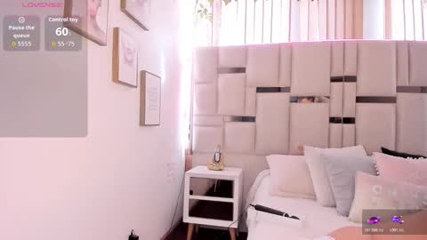 zoey thommpson online show from November 6, 2025, 7:59 pm