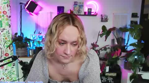 Zoey Ryan online show from December 16, 2025, 5:51 pm