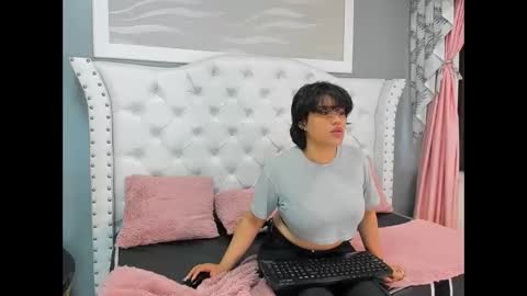 Snapshot of zol_lewis chatting on April 15, 2026, 1:07 pm Zol online show from April 15, 2026, 1:07 pm