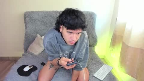 Snapshot of zoren333 chatting on October 22, 2025, 4:40 pm ZOREN online show from October 22, 2025, 4:40 pm