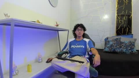     online show from November 19, 2025, 7:25 pm