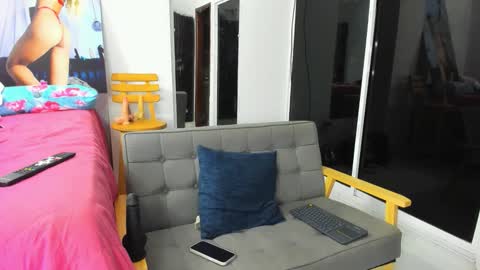 zou_quira online show from January 7, 2026, 2:03 am