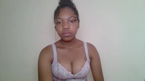 zyraelle_01 online show from May 8, 2026, 9:03 am
